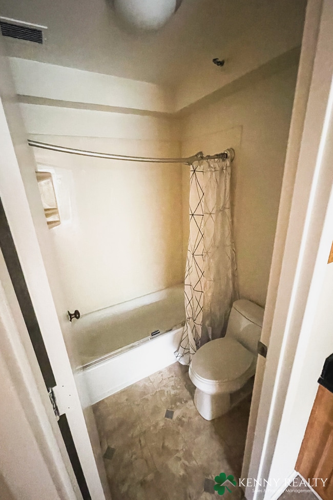 Building Photo - Top Floor One Bedroom - Easy Access to Garage Parking + Great Amenities