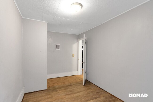 Building Photo - Charming 2BR Duplex in Salem