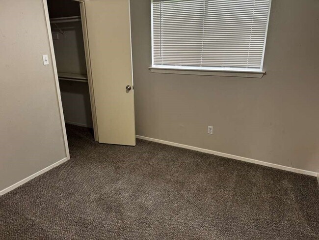 Building Photo - 327 Oakdale Dr