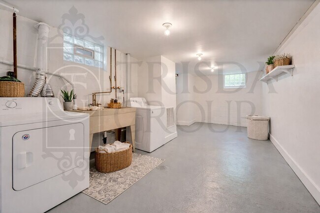 Building Photo - Avail June 1st! Renovated Crafton 2BR Apt, A/C, Private laundry/storage, Parking, Pets OK!