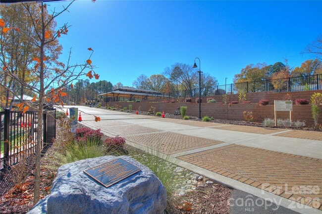 Building Photo - 700 Sharon Dr