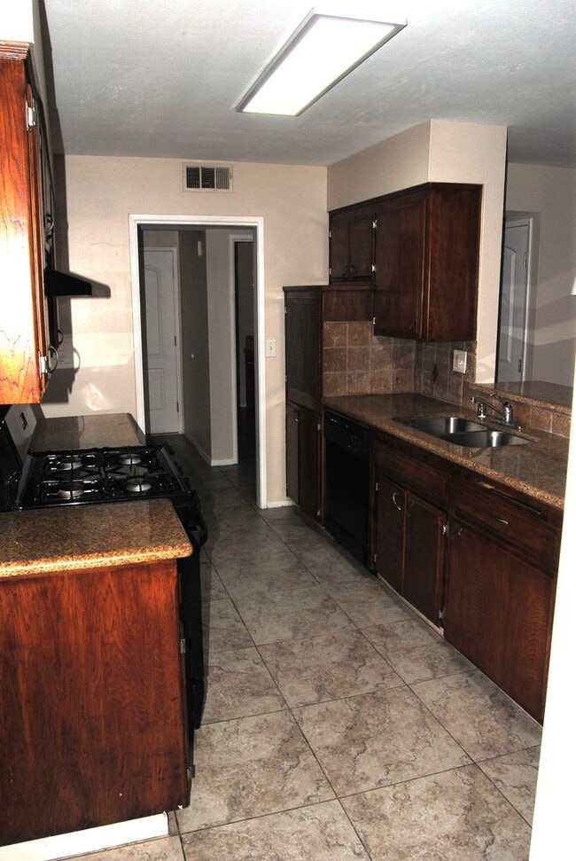 Building Photo - 5701 Daggett Ave