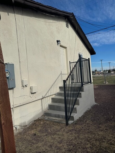 Building Photo - 15268 Center St