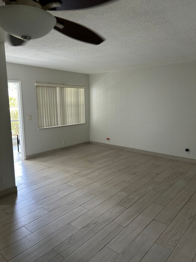 Building Photo - 501 Blue Heron Dr