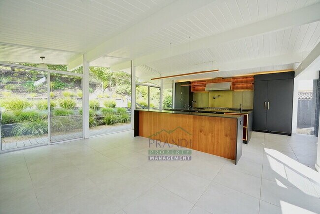 Building Photo - 18 Anchorage Ct