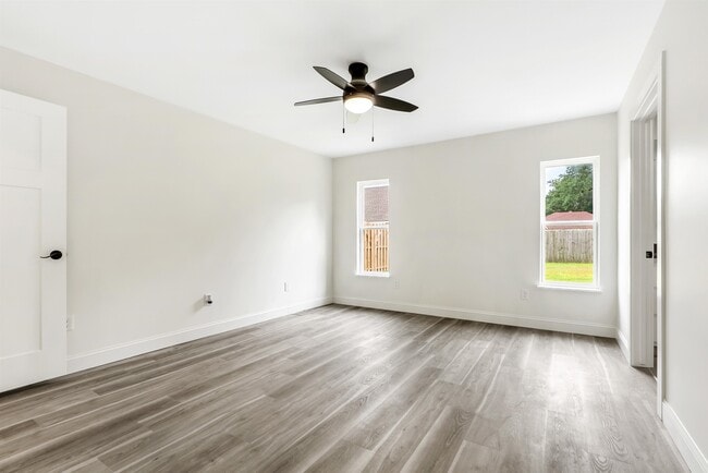 Building Photo - 503 W Sallier St