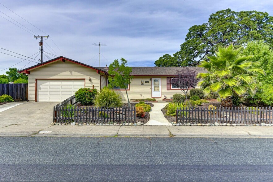 Primary Photo - 1703 Russell Way