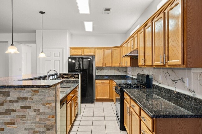 Building Photo - large happy 4+br home