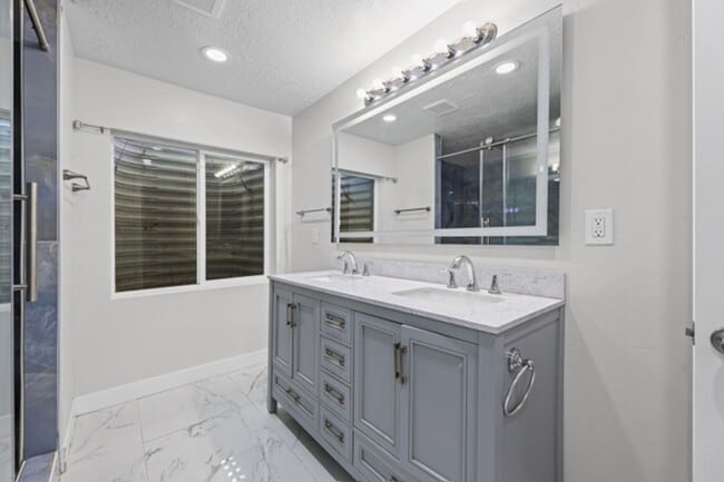 Building Photo - 2877 S Greenhead Dr