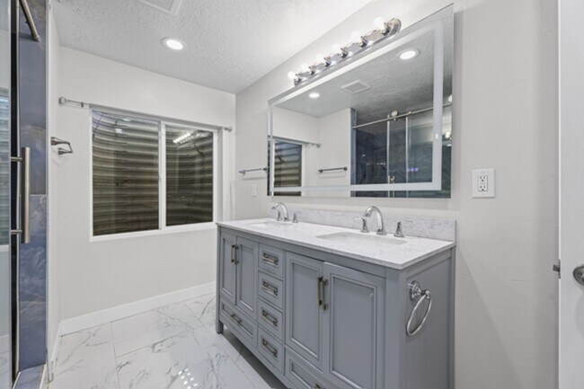 Building Photo - Large luxurious house with view of beautiful Utah Lake!