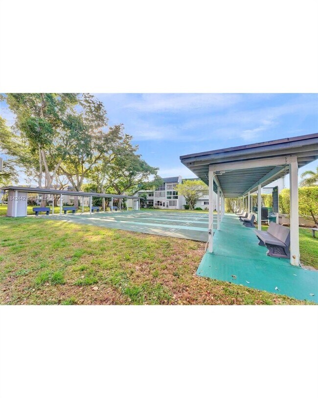 Building Photo - 7787 Golf Cir Dr