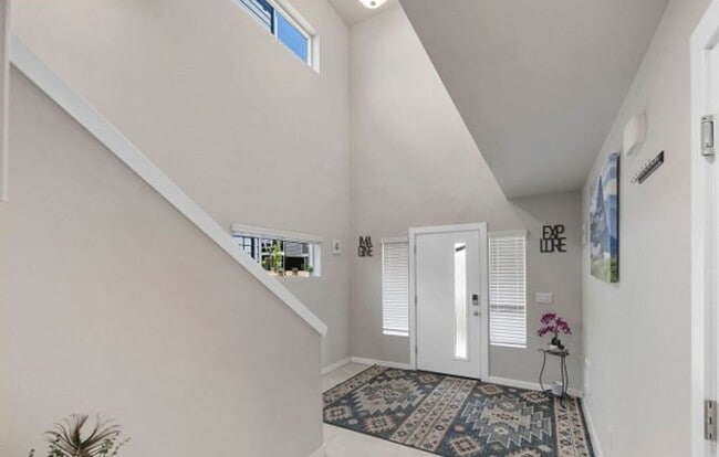 Building Photo - Modern 4-Bed Home in Northshore School District with A/C