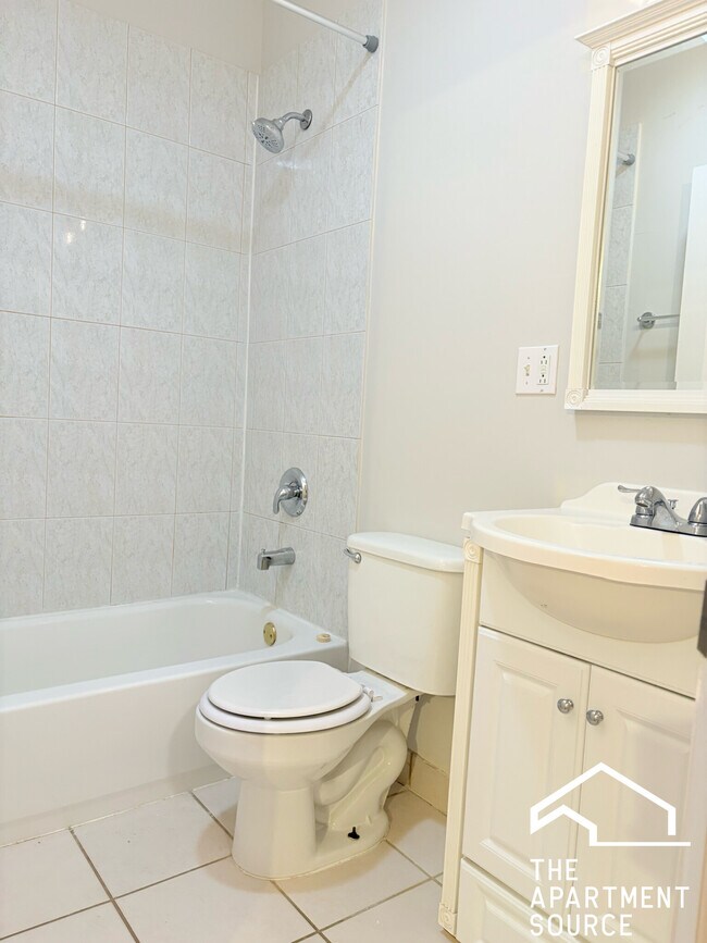 Building Photo - 1512 W Erie St