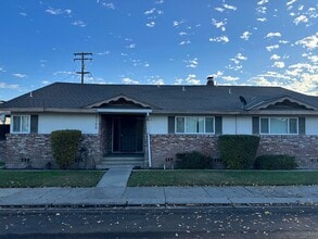 Building Photo - Desirable 2 Bedroom