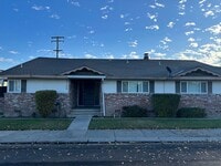 Building Photo - Desirable 2 Bedroom