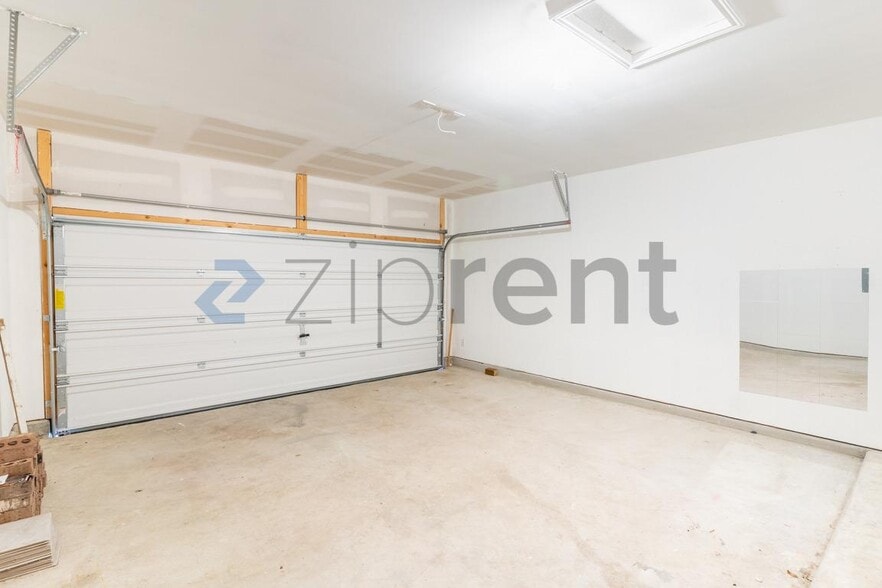 Building Photo - Unit