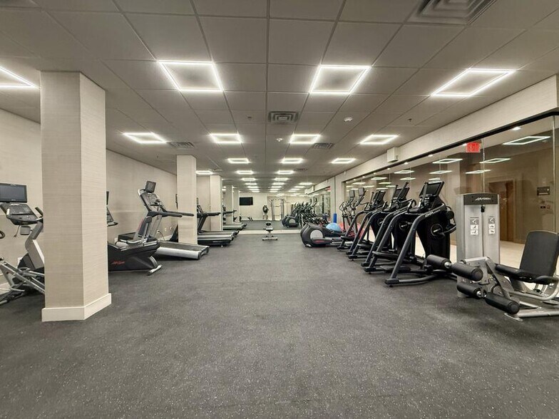 Building Photo - Spacious Furnished Studio in Prime Luxury Building