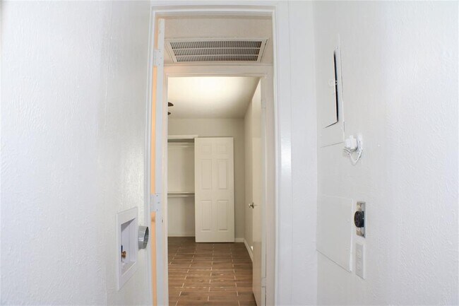 Building Photo - 4622 Country Creek Dr