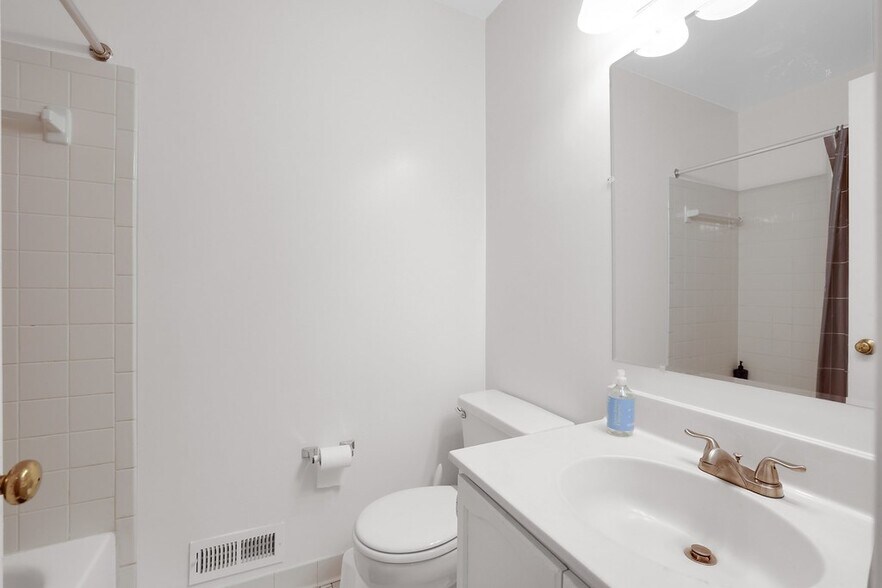 Building Photo - 3001 20th Ct S