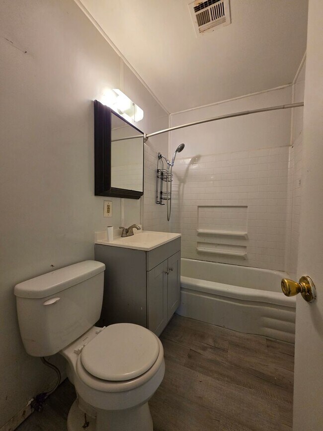 Building Photo - 3 Bed 1 Bath Home in Shawnee!