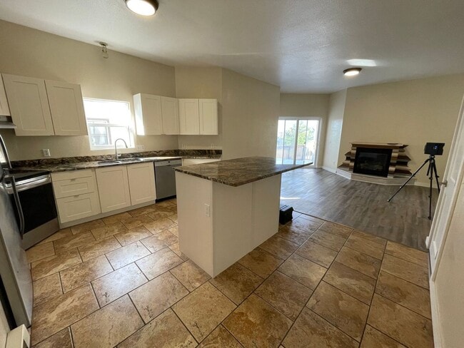 Building Photo - 416 N 15th Ave E