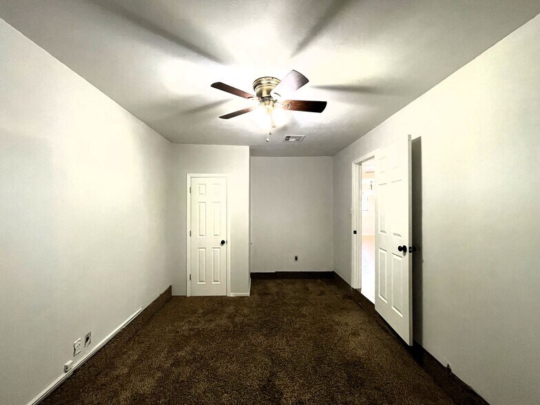 Building Photo - 7400 S Drexel Pl