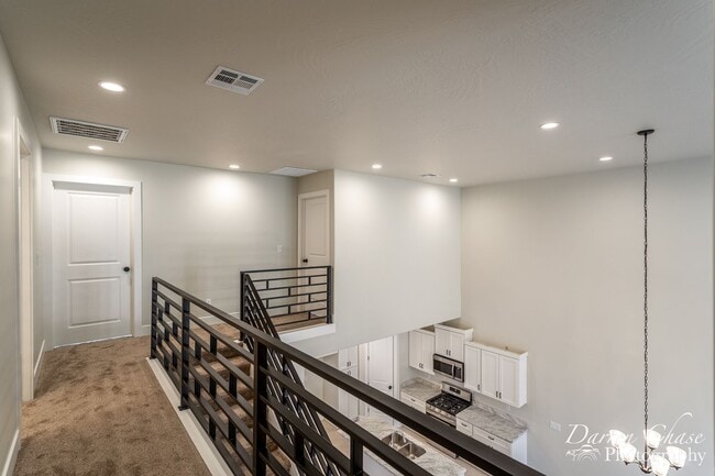 Building Photo - Beautiful!! End unit! 4 bedroom, 2.5 bathroom townhome in Hurricane!