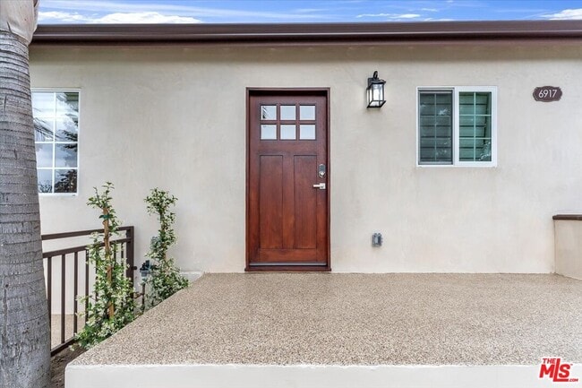 Building Photo - 6917 Encino Ave