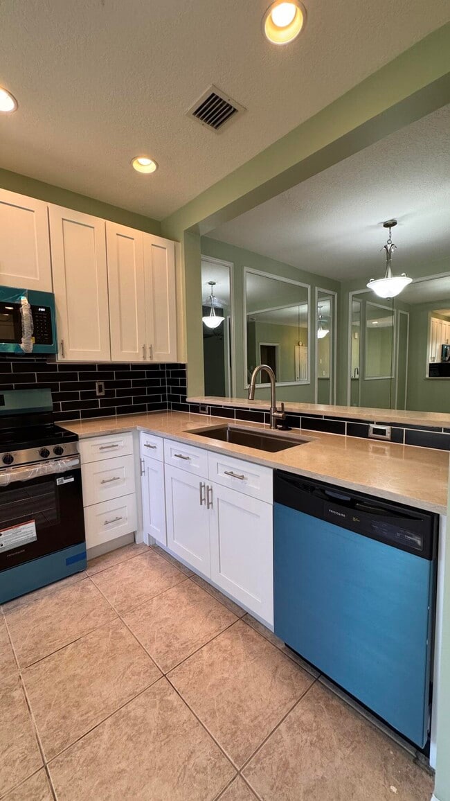 Building Photo - 6422 Park Lake Cir