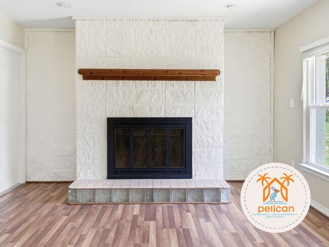 Building Photo - "Charming 3-Bedroom Retreat on Deedra Avenue - Spacious Living at 1325 Sq Ft in Pensacola!"