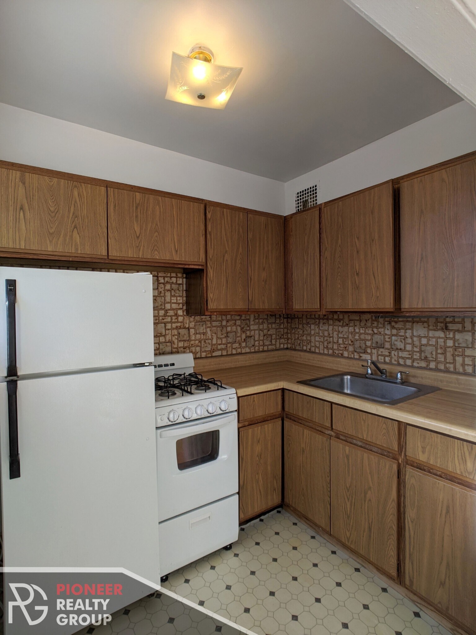 Building Photo - 739 W Belmont Ave