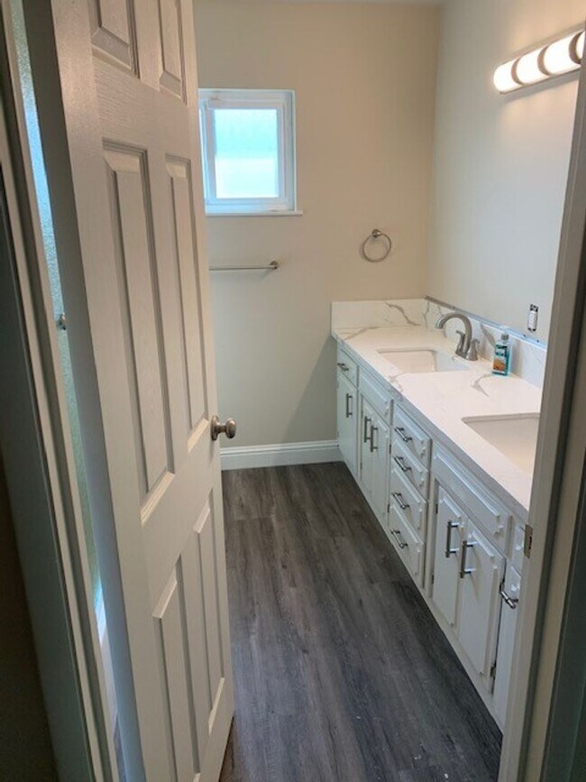Building Photo - 3 Bedroom 2 Bath Home