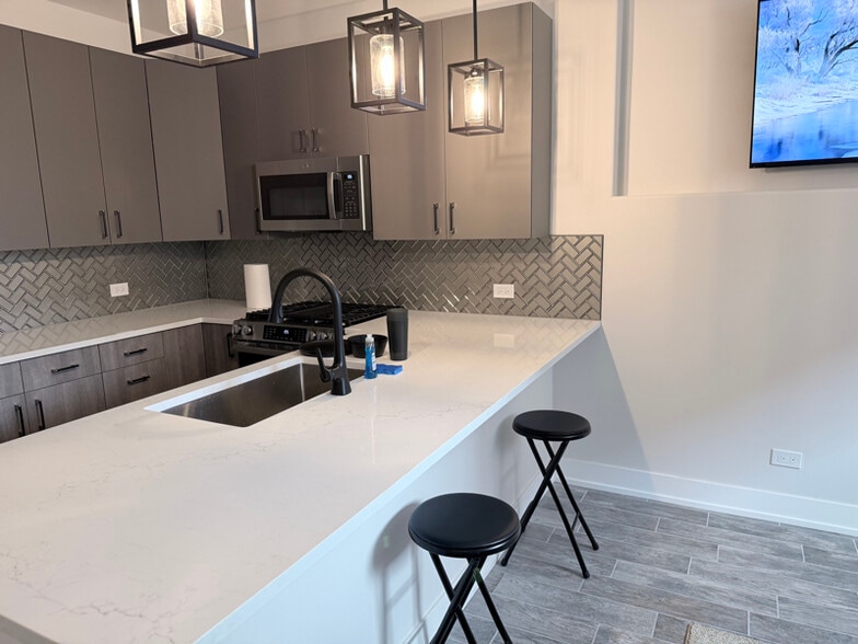 Building Photo - 6530 S Champlain Ave