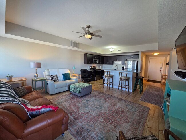 Building Photo - 221 E 5th St