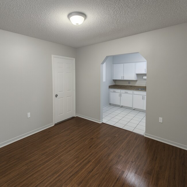 Building Photo - Renovated 2/1 in the Heart of Tampa on a DOUBLE lot!