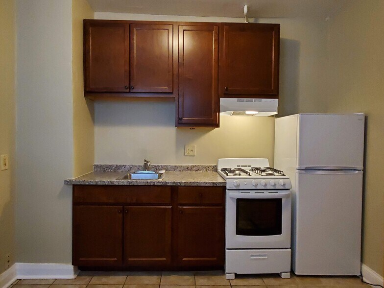 Building Photo - 1927 E Hillcrest Ave