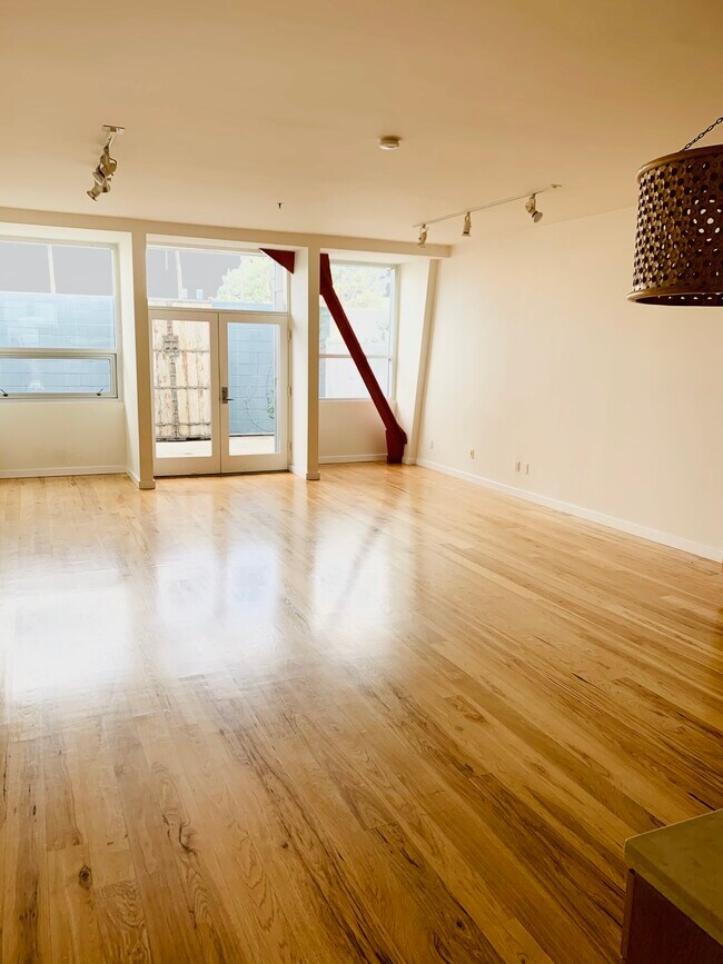 Main Living Area, Spacious. - 615 Hampton Dr