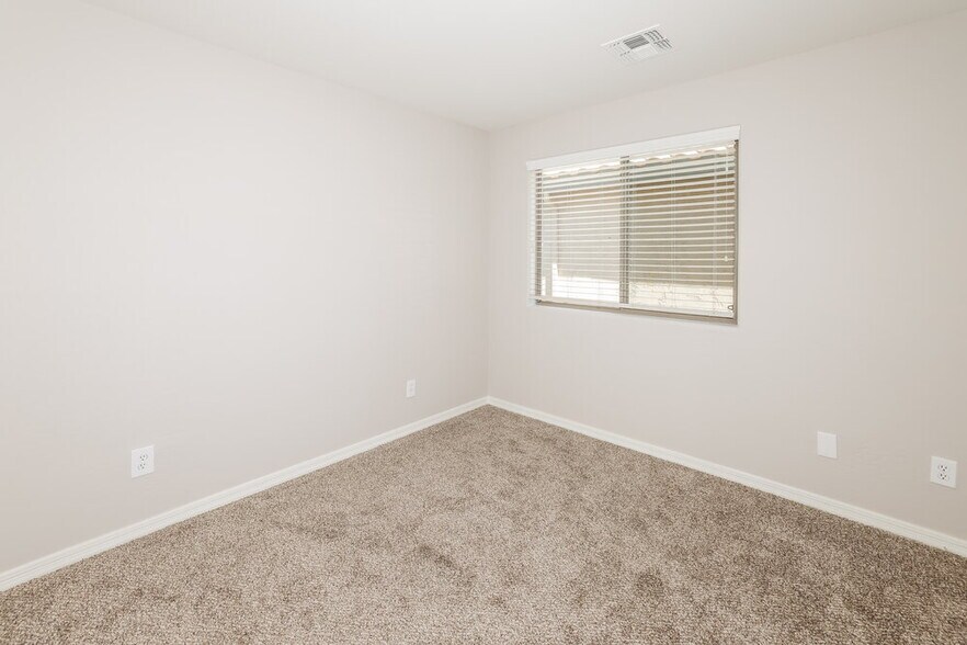 Building Photo - 41362 N Miles Ct