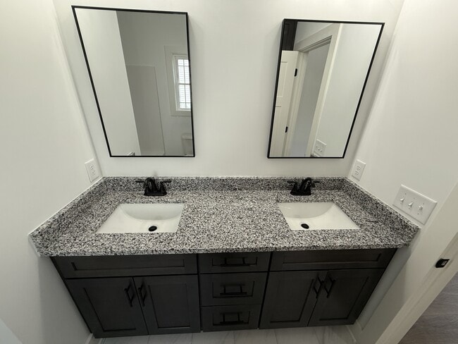 Building Photo - 1009 W Main St