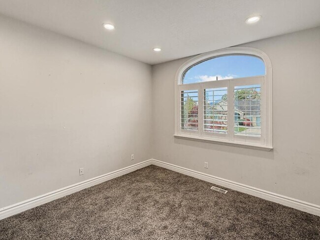 Building Photo - 1615 E Lakeview Way