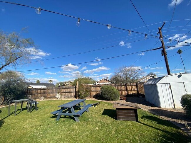 Building Photo - Gorgeous 3 bedroom 1 bath in Historic Coro...