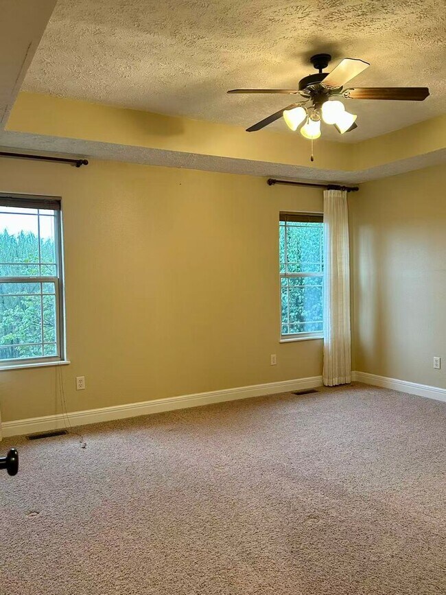 Building Photo - 5 bedroom and 3 bathroom two level house