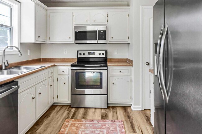 Building Photo - Pet Friendly Three Bedroom!