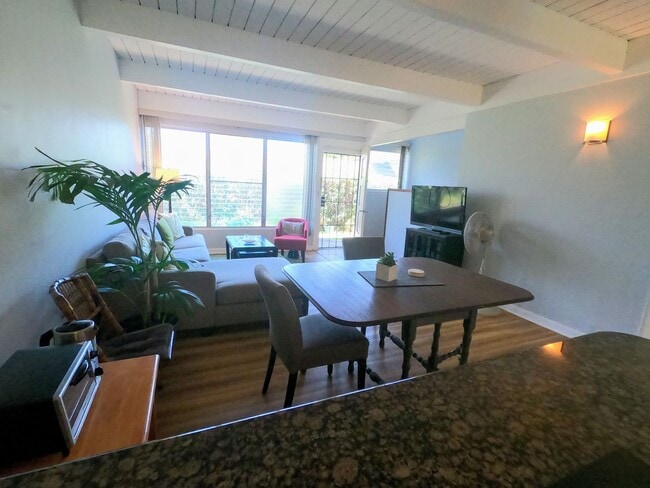 Building Photo - Fully Furnished Waialae Gardens 2 Bed/2 ba...