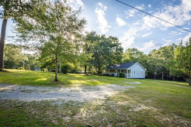 Building Photo - Peaceful Country Living on 2.4 Acres in Saucier