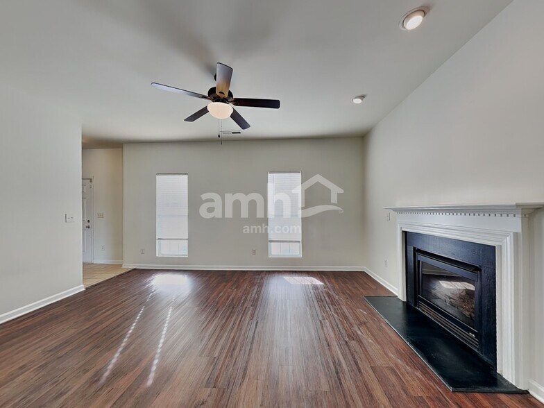 Building Photo - 547 Rockbridge Dr