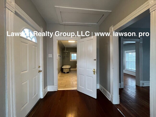 Building Photo - 360 Mountain Ave SW