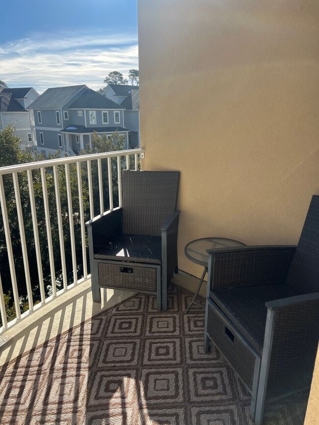 Building Photo - Walk to the Beach from this Furnished and Renovated Condo!