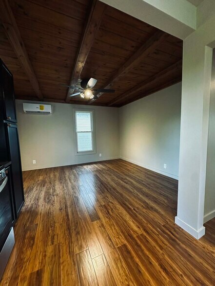 Building Photo - 1005 Broadway Ave