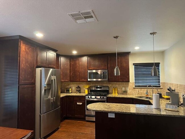 Building Photo - 108 Belaire Cir